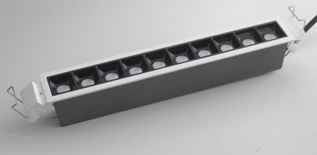 Liniowy reflektor wpuszczany antyrefleksyjny z odlewanego ciśnieniowo aluminium, wykończenie krawędzi białe, wnętrze czarne błyszczące INC-SINKRO